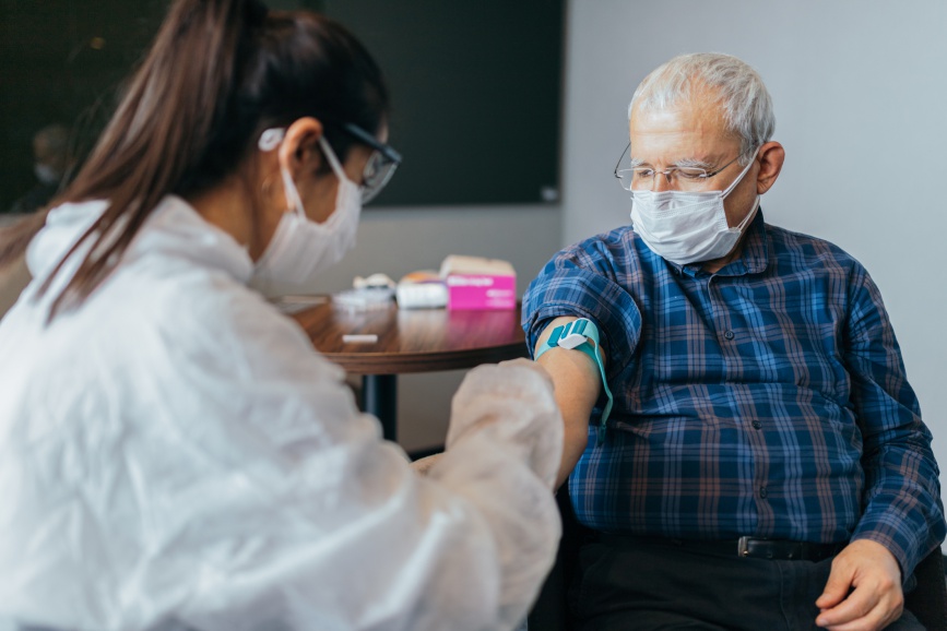 Décaler la deuxième dose de vaccin à 6 semaines pour accélérer la vaccination et faire face à la flambée épidémique