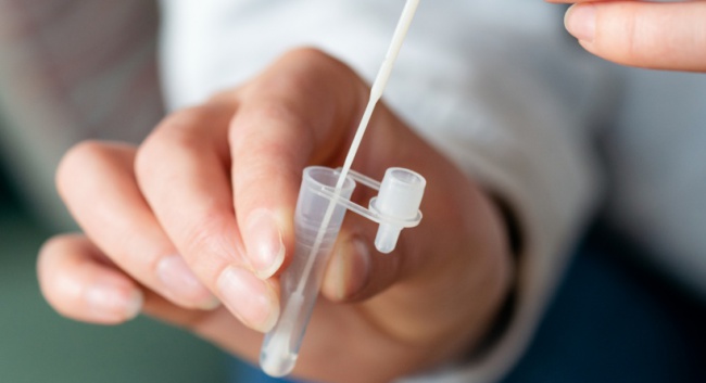 Covid-19 : la HAS lève la limite d’âge pour l’utilisation des tests antigéniques sur prélèvement nasal