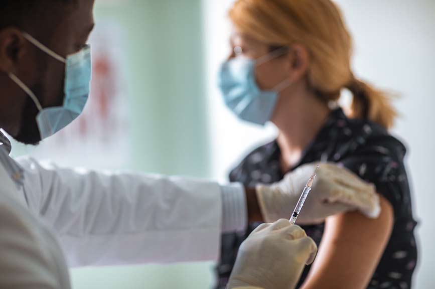Covid-19 : face aux variants émergents, vacciner de manière réactive